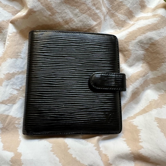 Louis Vuitton epi leather wallet. Perfect condition. - Picture 3 of 10